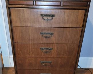 Chest of drawers
150