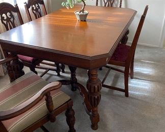 Beautiful Dining Room Table with 6 Chairs 