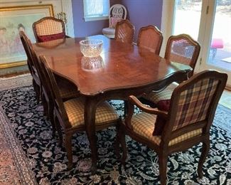 GORGEOUS DINING ROOM TABLE AND CHAIRS - 2 LEAVES AND PADS    **** NOTE RUG IS NOT FPR SALE