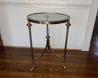 $160 USD 1970s Italian Brass & Glass Hoof Feet Table HH149-3     Description:  Gorgeous Italian Hollywood Regency brass side table with glass top and hoof feet. Thick beveled glass top.
Condition: Very good condition
Dimensions: 19.75 x 26.5"H
Local pick up Gaithersburg, MD.  Contact us for shipper suggestions.     https://goodbyhello.com/products/round-brass-end-table-w-glass-top-sf142-6?_pos=3&_sid=aba3f38a9&_ss=r