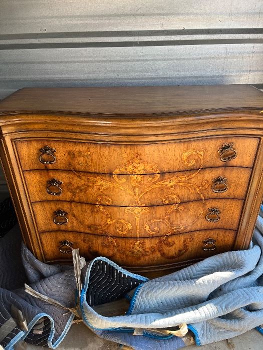 Beautiful solid wood dresser with beautiful design in the middle in excellent condition 