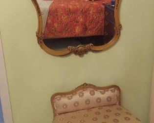 Sweet bench, gold framed mirror