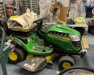 John Deere lawn tractor, low number of hours