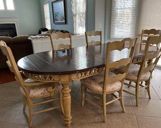 County/farm house style oval kitchen table with 6 matching chairs 
The Picture shows the table at 98 inches long with 1 leaf.. 
The table is 78 inches long without leaves.. 
Comes with two leaves 