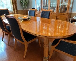 Hickory white Dining room  table 
Includes 2 leaves and 6 chairs 