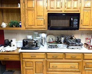 Small kitchen appliances, pots and pans