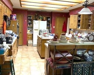 Full kitchen, including refrigerator