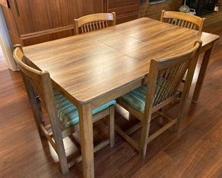 Nice kitchen table w/4 chairs & 1 leaf