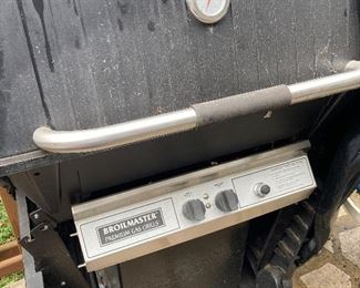 Natural gas/propane grill