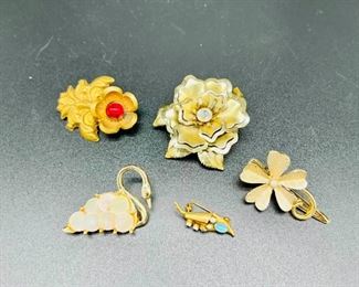 GG023 Vintage Brooches And Hairpin Lot