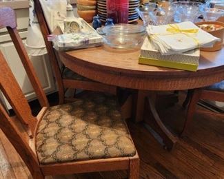 Beautiful Vintage round oak table with 4 chairs