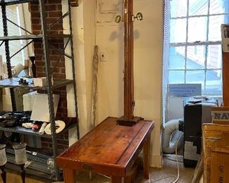 Occasional table with mast & lighting