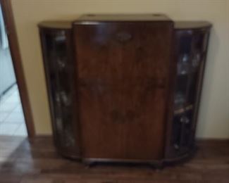 1940's Art Deco Vintage Cocktail Drink/Bar Cabinet With Mirror's 