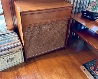 Vintage Magnavox tube record player, in non working condition although tubes light up.
