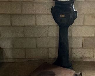 Toledo Scale Co. model 801C springless cast iron scale