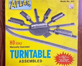 Atlas HO scale manually operated Turntable