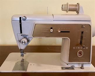 Singer 603 sewing machine in cabinet