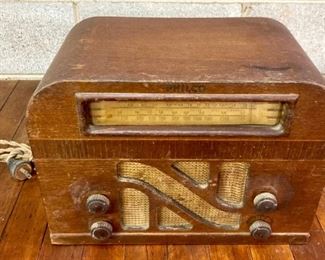 Antique 1940s Philco 40-140 tabletop tube radio