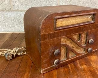 Antique 1940s Philco 40-140 tabletop tube radio