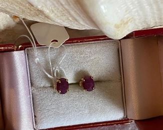 14kt gold post earrings oval shaped red/purple stone 