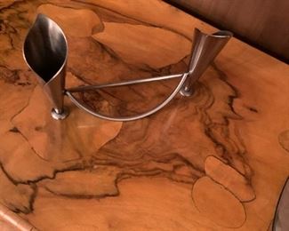 Closeup of wood on Hendredon table