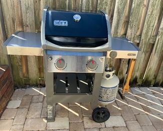 NICE WEBER GRILL.  HARDLY USED