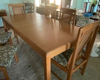 VERY NICE WOOD DINING TABLE WITH 6 CHAIRS