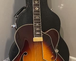 Washburn J-10 hollow body F-hole guitar