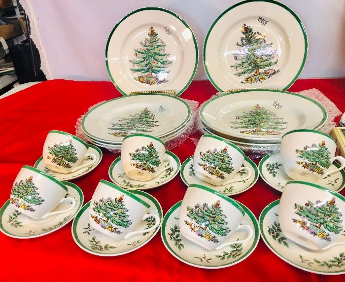 Set of 8 Spode made in England Christmas tree pattern  like new condition 
8 dinner plates, 8 cups & saucers 24 pcs