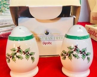 Salt & pepper shakers Spode made in England Christmas tree pattern  like new condition in box 