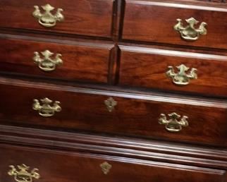 King sized br suit.
Chest of drawers