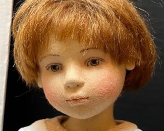 Maggie Iacono Doll Jamie artistically crafted in felt.
Number 60/60 (2002). Signed on the back. Comes with box and certificate. Missing pair of stilts.