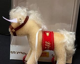 Steiff 2005 Limited Edition Horse Ornament - 668067. North American Christmas Exclusives 2005.
Limited edition of 2,005 pieces. Comes with box.