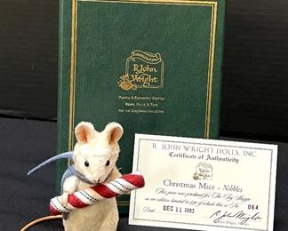R. John Wright Christmas Mouse - Nibbles. So adorable! Comes with box and certificate. Nibbles with the first piece created for the Christmas Mice Collection. He was created exclusively for the Toy Shoppe.
Number 64/250