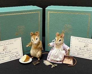 R. John Wright Tom Thumb & R. John Wright Hunca Munca Mice Figurines. Both come with their box and certificate. Tom Thumb is missing the handle to his shovel.
Name: Tom Thumb™ Mouse (Number 281/500)
Description: mohair, 3" tall, jointed arms and neck, glass eyes; resin hands/feet; leather tail; custom-made brass shovel and doll house ham on plate.
Date of Release: 2007
Name: Hunca Munca™ (Number 282/500)
Description: mohair, 3" tall, jointed arms and neck, glass pupil eyes; resin hands/feet; leather tail; custom printed dress w/apron; custom made broom and dustpan.
Date of Release: 2007
