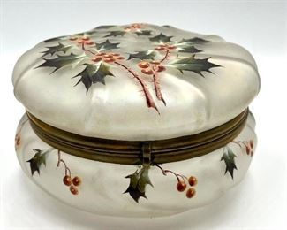 Antique Large Wave Crest Holly Box. Gorgeous! Features a slight iridescent appearance.
Measures about 7" x 4"