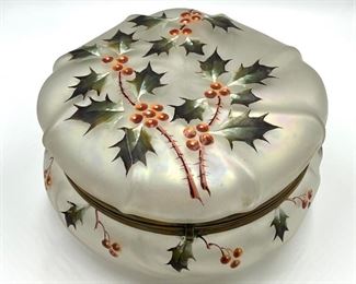 Antique Large Wave Crest Holly Box. Gorgeous! Features a slight iridescent appearance.
Measures about 7" x 4"