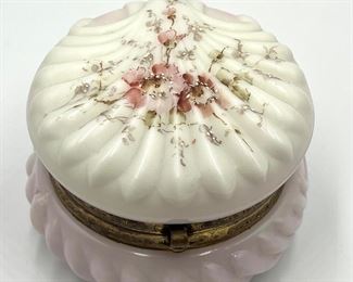 Wave Crest Shell Vanity Jar - Wave Crest C.F. Monroe Co Vanity Jar.
Lovely floral design in good/vintage condition and measuring 3" x 2"