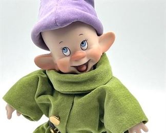 Wendy Lawton Doll Dopey. He is soooo adorable! Comes with box and certificate.
Number 60/500
Measures 8"