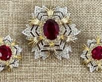 Beautiful Polcini Brooch & Earrings Set.
This set dazzles and sparkles! It is truly stunning!