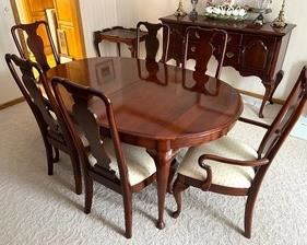 Gorgeous Cherry Dining Room Table and Six Chairs. Beautiful table with a gorgeous finish! Includes six chairs two of which are host chairs.
The table measures 43.5” x 65” and comes with two additional leaves each measuring 20”
Also includes a couple table pads