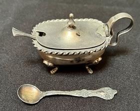 Vintage Sterling (800) Salt Dip & Two Spoons.
Normal vintage wear consistent with age. Nice collectors piece!