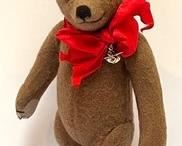 R. John Wright Teddy Bear
Number 1431/2,500
Name: Teddy Bear - Club Exclusive
Description: 9" mohair plush, glass eyes, fully jointed.