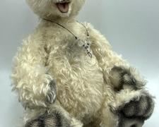 Colorful Artisan Kissing Bear by Ellen Kislingbury
So detailed! Adorable!
Measures 13"