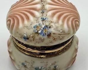 Antique Wave Crest C. F. Monroe Vanity Jar with a lovely design. The hinge on this jar is broken. It sits nicely when closed. Measures about 2.5"