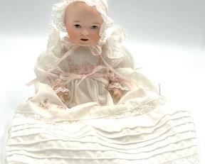 Wendy Lawton Doll Tiny Hilda with box and certificate
Measures 7"