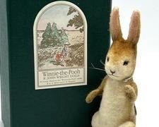 R. John Wright Winnie the Pooh Pocket Rabbit. Comes with box and certicate
Number 1786/3500
Description: 5.5", mohair plush, fully jointed