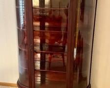 Beautiful Vintage Curved Glass Curio Cabinet in good vintage condition with light wear.
Measures 4’ x 17” x 68.5”