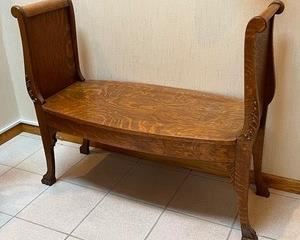 1900's Antique Hall Seat in very good condition, featuring a gorgeous finish which looks like tiger oak.
Measures 40" x 13.2" x 35.5". Comes with a removable cushion.