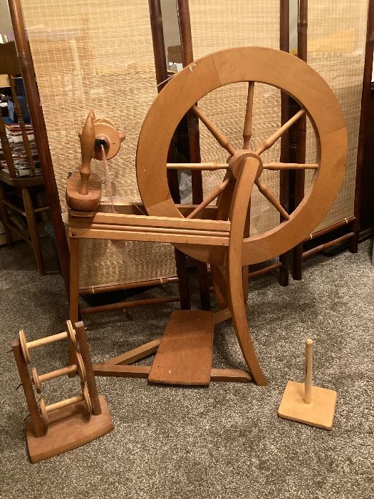 Ashford Traditional Spinning wheel, great condition. Includes lazy kate and box of wool roving